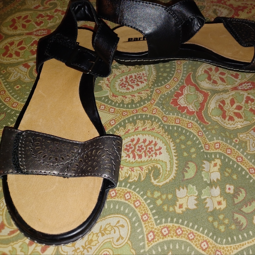 Earth 7 pewter black sandals flats shoes STAR